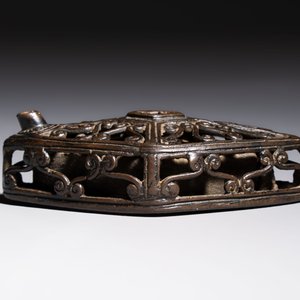 A Chinese openworked double-walled lozenge-shaped bronze water dropper, Ming — 照片 2