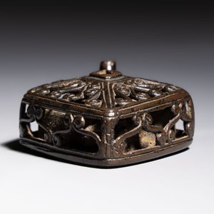 A Chinese openworked double-walled lozenge-shaped bronze water dropper, Ming — 照片 3