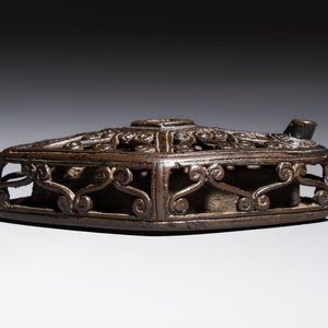 A Chinese openworked double-walled lozenge-shaped bronze water dropper, Ming — 照片 4
