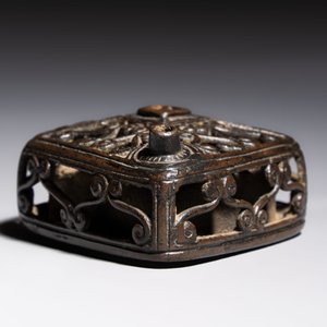 A Chinese openworked double-walled lozenge-shaped bronze water dropper, Ming — 照片 5