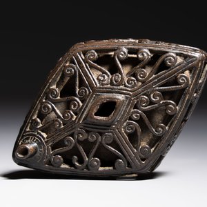 A Chinese openworked double-walled lozenge-shaped bronze water dropper, Ming — 照片 6
