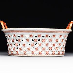 A Chinese openworked famille rose 'antiquities' basket and stand, Qianlong — photo 3