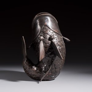 A Chinese or Japanese bronze carp-form vase, 19/20th C. — photo 2