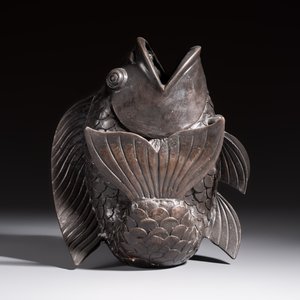 A Chinese or Japanese bronze carp-form vase, 19/20th C. — photo 5
