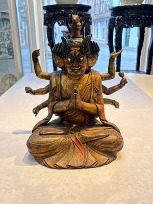 A Chinese or Japanese gilt-lacquered figure of Hayagrīva, 19th C. — foto 1