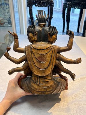 A Chinese or Japanese gilt-lacquered figure of Hayagrīva, 19th C. — foto 4
