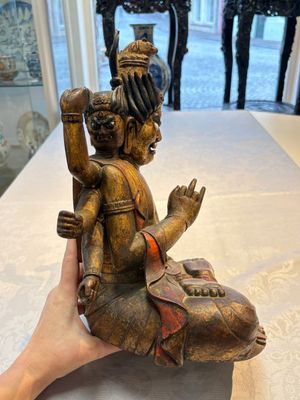 A Chinese or Japanese gilt-lacquered figure of Hayagrīva, 19th C. — foto 5