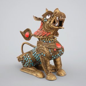 A Chinese or Sino-Tibetan filigree brass, turquoise and coral incense burner in the shape of a foo dog, 20th C. — photo 1