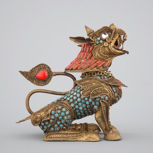 A Chinese or Sino-Tibetan filigree brass, turquoise and coral incense burner in the shape of a foo dog, 20th C. — photo 2