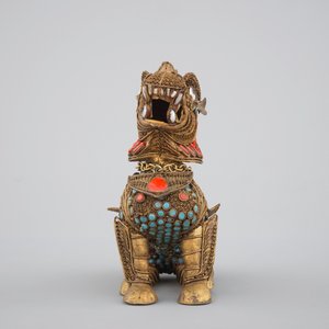 A Chinese or Sino-Tibetan filigree brass, turquoise and coral incense burner in the shape of a foo dog, 20th C. — photo 3