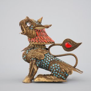 A Chinese or Sino-Tibetan filigree brass, turquoise and coral incense burner in the shape of a foo dog, 20th C. — photo 4