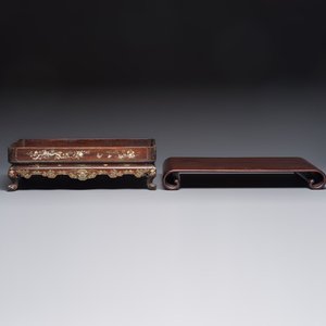 A Chinese or Vietnamese mother-of-pearl-inlaid wooden tray and a Chinese hongmu stand, 19/20th C. — photo 1