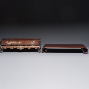 A Chinese or Vietnamese mother-of-pearl-inlaid wooden tray and a Chinese hongmu stand, 19/20th C. — photo 3