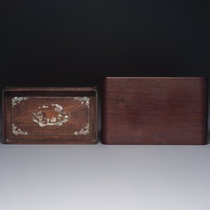 A Chinese or Vietnamese mother-of-pearl-inlaid wooden tray and a Chinese hongmu stand, 19/20th C. — photo 5