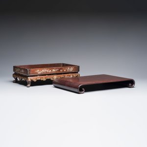 A Chinese or Vietnamese mother-of-pearl-inlaid wooden tray and a Chinese hongmu stand — foto 1