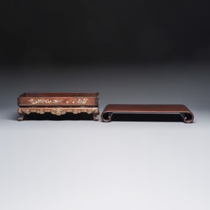 A Chinese or Vietnamese mother-of-pearl-inlaid wooden tray and a Chinese hongmu stand — foto 2