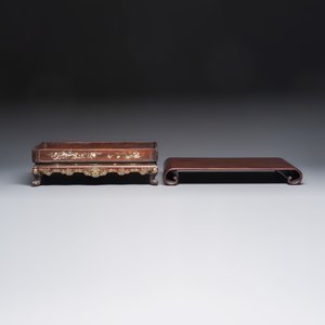 A Chinese or Vietnamese mother-of-pearl-inlaid wooden tray and a Chinese hongmu stand — foto 4