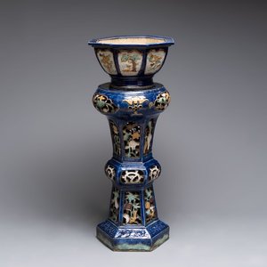 A Chinese or Vietnamese polychrome-glaze pottery jardinière and stand, 19th C. — photo 1