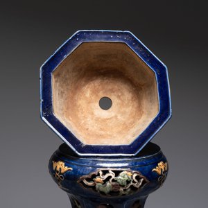 A Chinese or Vietnamese polychrome-glaze pottery jardinière and stand, 19th C. — photo 6