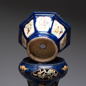 A Chinese or Vietnamese polychrome-glaze pottery jardinière and stand, 19th C. — photo 7