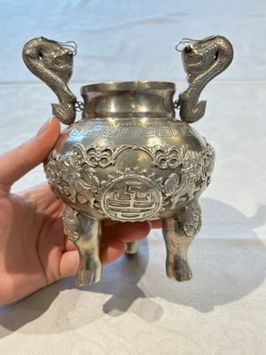 A Chinese or Vietnamese silver covered tripod censer and a Chinese silver trophy-form ‘Lin Zhi Cheng Xiang 麟趾呈祥’ goblet, 19/20th C. — foto 11
