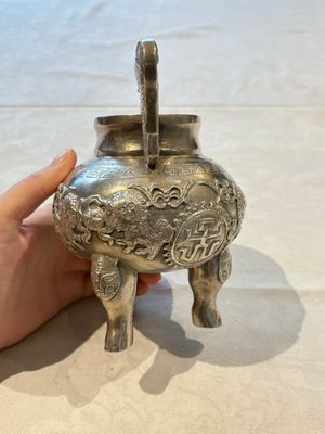 A Chinese or Vietnamese silver covered tripod censer and a Chinese silver trophy-form ‘Lin Zhi Cheng Xiang 麟趾呈祥’ goblet, 19/20th C. — foto 12