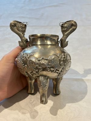 A Chinese or Vietnamese silver covered tripod censer and a Chinese silver trophy-form ‘Lin Zhi Cheng Xiang 麟趾呈祥’ goblet, 19/20th C. — foto 13