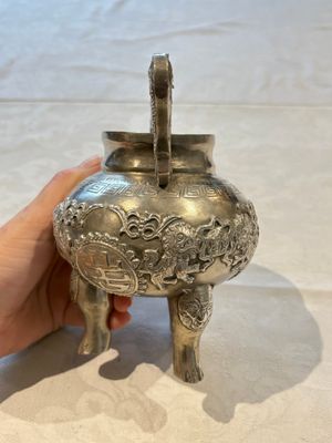 A Chinese or Vietnamese silver covered tripod censer and a Chinese silver trophy-form ‘Lin Zhi Cheng Xiang 麟趾呈祥’ goblet, 19/20th C. — foto 14