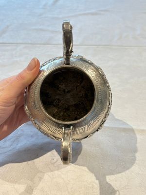 A Chinese or Vietnamese silver covered tripod censer and a Chinese silver trophy-form ‘Lin Zhi Cheng Xiang 麟趾呈祥’ goblet, 19/20th C. — foto 15