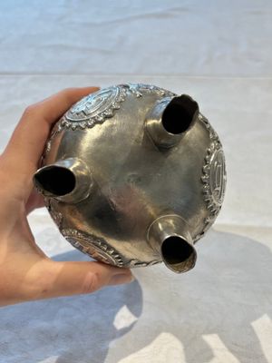 A Chinese or Vietnamese silver covered tripod censer and a Chinese silver trophy-form ‘Lin Zhi Cheng Xiang 麟趾呈祥’ goblet, 19/20th C. — foto 16