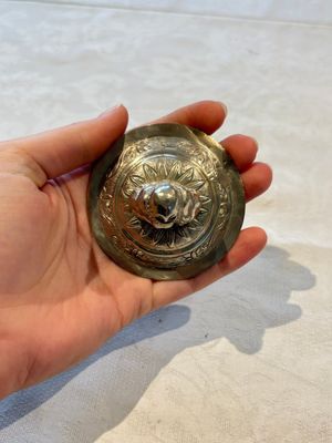 A Chinese or Vietnamese silver covered tripod censer and a Chinese silver trophy-form ‘Lin Zhi Cheng Xiang 麟趾呈祥’ goblet, 19/20th C. — foto 17