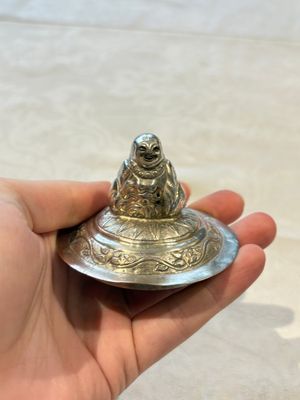 A Chinese or Vietnamese silver covered tripod censer and a Chinese silver trophy-form ‘Lin Zhi Cheng Xiang 麟趾呈祥’ goblet, 19/20th C. — foto 18