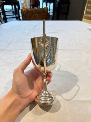 A Chinese or Vietnamese silver covered tripod censer and a Chinese silver trophy-form ‘Lin Zhi Cheng Xiang 麟趾呈祥’ goblet, 19/20th C. — foto 2