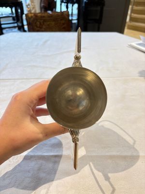 A Chinese or Vietnamese silver covered tripod censer and a Chinese silver trophy-form ‘Lin Zhi Cheng Xiang 麟趾呈祥’ goblet, 19/20th C. — foto 5