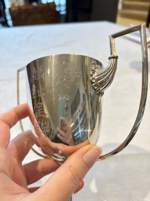 A Chinese or Vietnamese silver covered tripod censer and a Chinese silver trophy-form ‘Lin Zhi Cheng Xiang 麟趾呈祥’ goblet, 19/20th C. — foto 7
