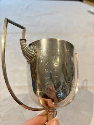 A Chinese or Vietnamese silver covered tripod censer and a Chinese silver trophy-form ‘Lin Zhi Cheng Xiang 麟趾呈祥’ goblet, 19/20th C. — foto 9