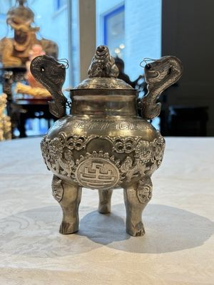 A Chinese or Vietnamese silver covered tripod censer and a Chinese silver trophy-form ‘Lin Zhi Cheng Xiang 麟趾呈祥’ goblet, 19/20th C. — foto 10