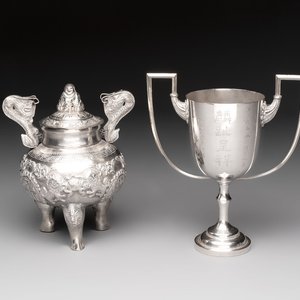 A Chinese or Vietnamese silver covered tripod censer and a Chinese silver trophy-form ‘Lin Zhi Cheng Xiang 麟趾呈祥’ goblet, 19/20th C. — foto 1