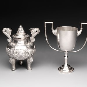 A Chinese or Vietnamese silver covered tripod censer and a Chinese silver trophy-form ‘Lin Zhi Cheng Xiang 麟趾呈祥’ goblet, 19/20th C. — foto 3