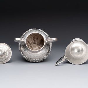 A Chinese or Vietnamese silver covered tripod censer and a Chinese silver trophy-form ‘Lin Zhi Cheng Xiang 麟趾呈祥’ goblet, 19/20th C. — foto 5