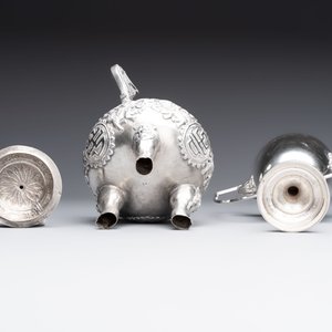 A Chinese or Vietnamese silver covered tripod censer and a Chinese silver trophy-form ‘Lin Zhi Cheng Xiang 麟趾呈祥’ goblet, 19/20th C. — foto 6