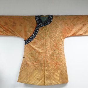 A Chinese orange ground silk embroidered dragon robe, 19th C. — photo 3