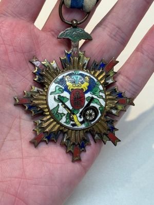 A Chinese 'Order of Extreme Bravery' medal (Order of the Golden Lion), inscribed Chi Dan 赤膽, Republic — photo 2