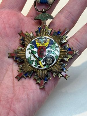 A Chinese 'Order of Extreme Bravery' medal (Order of the Golden Lion), inscribed Chi Dan 赤膽, Republic — photo 3