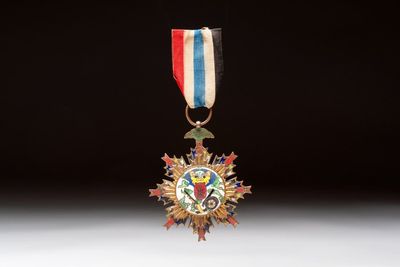 A Chinese 'Order of Extreme Bravery' medal (Order of the Golden Lion), inscribed Chi Dan 赤膽, Republic