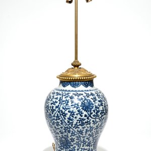 A Chinese ormolu-mounted blue and white baluster vase lamp, Kangxi — 照片 2