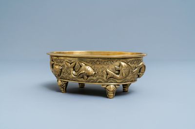 A Chinese oval bronze censer with fish, Xuande mark, 19th C.