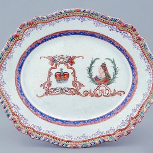 A Chinese oval famille rose dish with an English market design, 18th C. — 照片 1