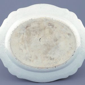 A Chinese oval famille rose dish with an English market design, 18th C. — 照片 2