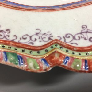 A Chinese oval famille rose dish with an English market design, 18th C. — 照片 3